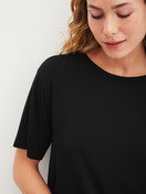 Le mannequin Femme porte le/la T-shirt à manches courtes en Modal de couleur Noir, Unicolore, de la série Favourites Layering de CALIDA, Détail
