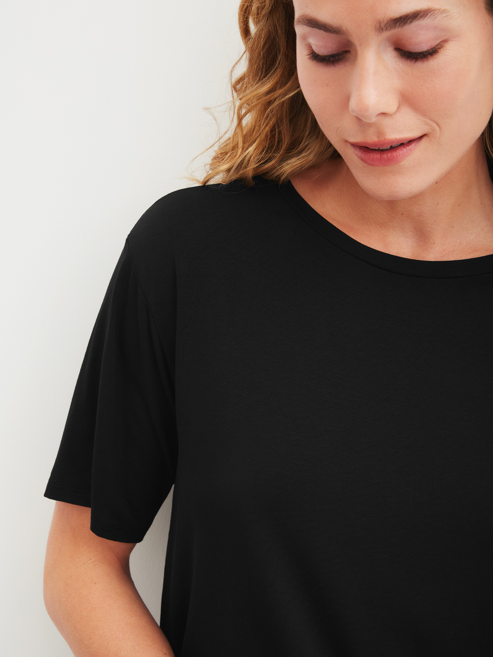 Damen-Model trägt Kurzarm-Shirt aus Modal in Schwarz, Einfarbig aus Serie Favourites Layering von CALIDA, Detail