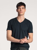 Herren-Model trägt Kurzarm-Shirt, V-Neck aus 100% Baumwolle in Blau, Einfarbig aus Serie Remix Basic Sleep von CALIDA, Vorderansicht