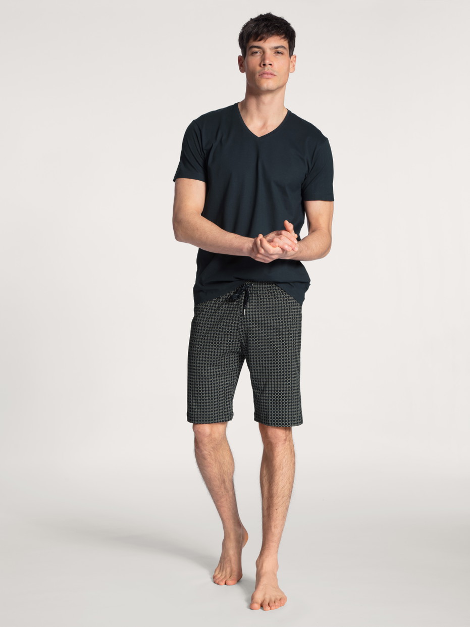 Herren-Model trägt Kurzarm-Shirt, V-Neck aus 100% Baumwolle in Blau, Einfarbig aus Serie Remix Basic Sleep von CALIDA, Outfit, Vorderansicht