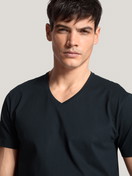 Herren - Kurzarm-Shirt, V-Neck aus 100% Baumwolle in Blau, Einfarbig aus Serie Remix Basic Sleep von CALIDA, Detail