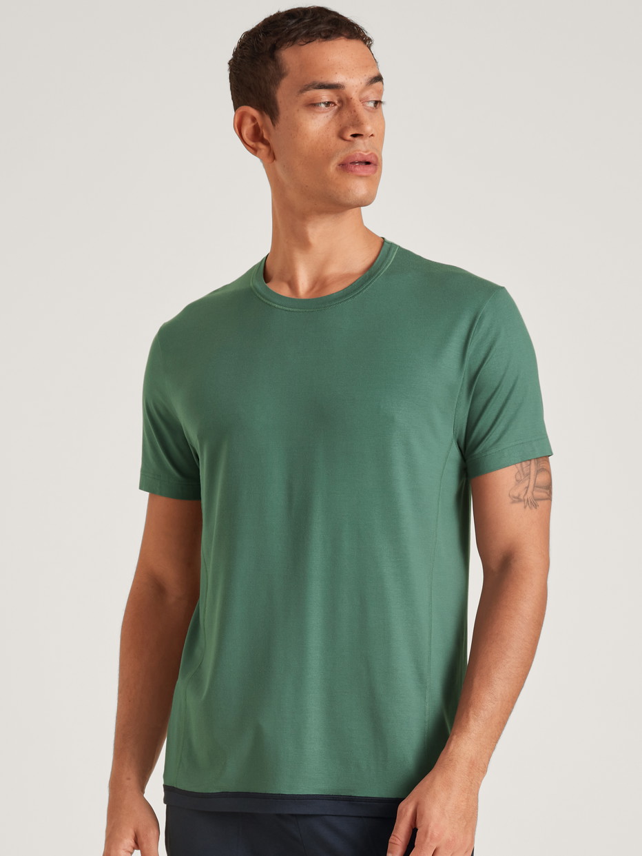 Herren-Model trägt Kurzarm-Shirt aus Modal in Grün, Einfarbig aus Serie DSW Balancing von CALIDA, Vorderansicht