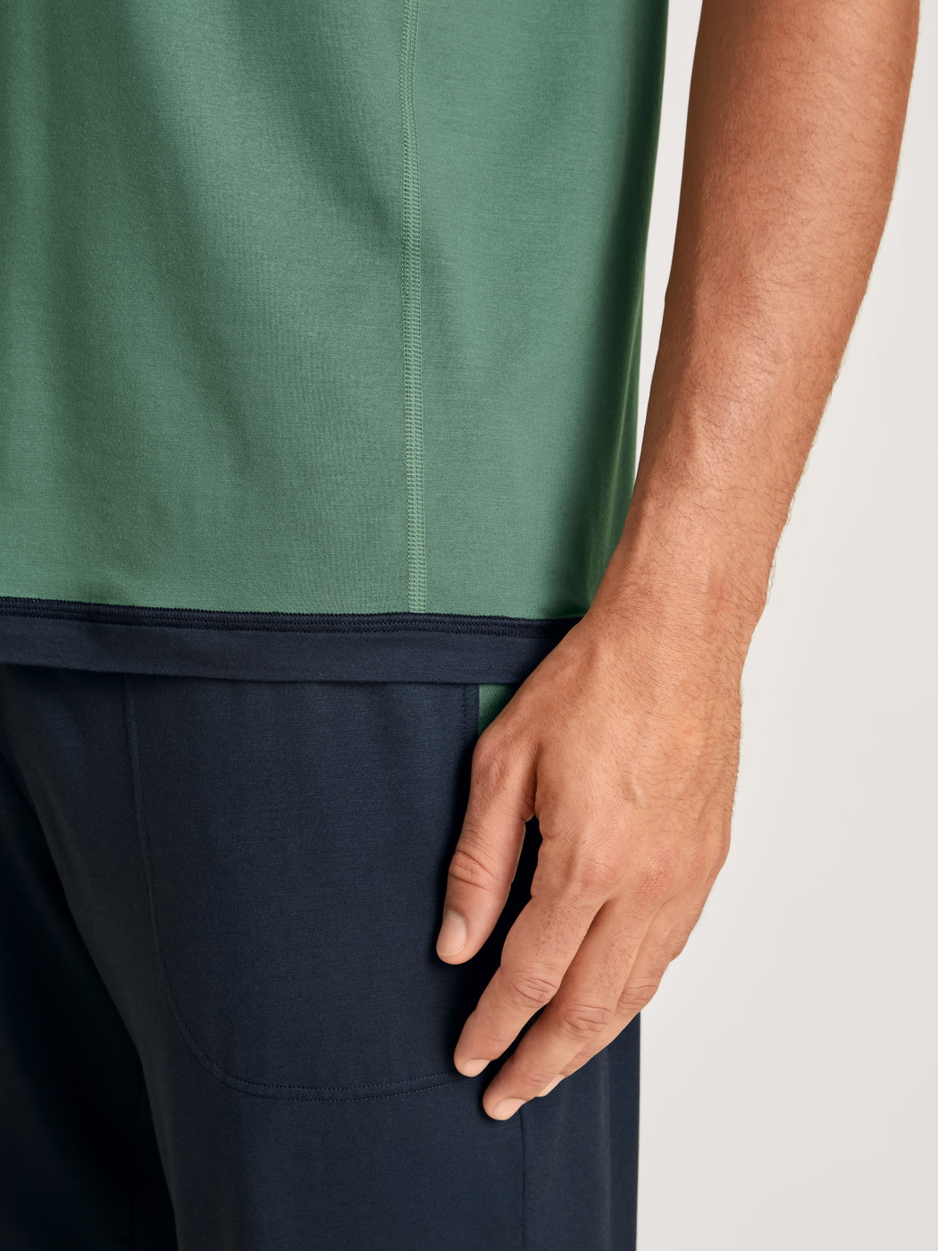 Herren-Model trägt Kurzarm-Shirt aus Modal in Grün, Einfarbig aus Serie DSW Balancing von CALIDA, Detail