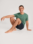 Herren-Model trägt Kurzarm-Shirt aus Modal in Grün, Einfarbig aus Serie DSW Balancing von CALIDA