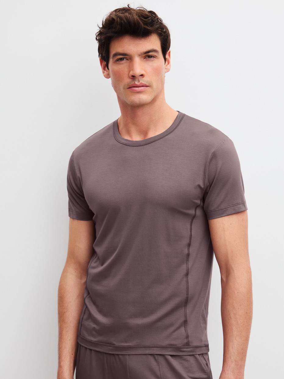 Herren-Model trägt Kurzarm-Shirt aus Modal in Braun, Einfarbig aus Serie DSW Balancing von CALIDA, Vorderansicht