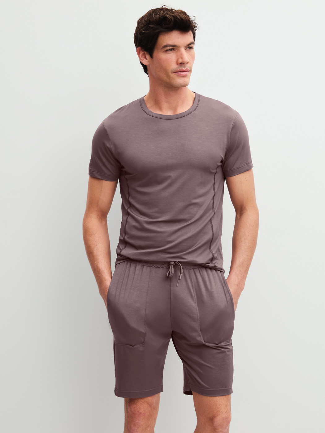 Herren-Model trägt Kurzarm-Shirt aus Modal in Braun, Einfarbig aus Serie DSW Balancing von CALIDA, Outfit