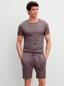 Herren-Model trägt Kurzarm-Shirt aus Modal in Braun, Einfarbig aus Serie DSW Balancing von CALIDA, Outfit