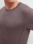 Herren-Model trägt Kurzarm-Shirt aus Modal in Braun, Einfarbig aus Serie DSW Balancing von CALIDA, Detail