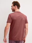 Herren-Model trägt Kurzarm-Shirt aus Baumwolle in Orange, Einfarbig aus Serie RMX Sleep Superlight von CALIDA, Rückansicht