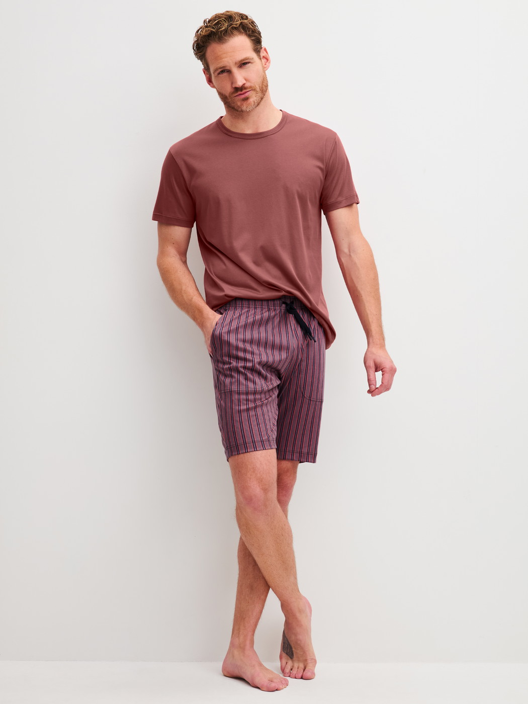 Herren-Model trägt Kurzarm-Shirt aus Baumwolle in Orange, Einfarbig aus Serie RMX Sleep Superlight von CALIDA, Outfit