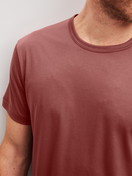 Herren-Model trägt Kurzarm-Shirt aus Baumwolle in Orange, Einfarbig aus Serie RMX Sleep Superlight von CALIDA, Detail