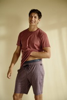 Herren-Model trägt Kurzarm-Shirt aus Baumwolle in Orange, Einfarbig aus Serie RMX Sleep Superlight von CALIDA, Zusatzbild