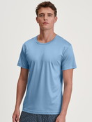 La modella / Il modello Uomo indossa Maglietta a maniche corte in Cotone di colore Blu, Tinta unita, della serie RMX Sleep Free di CALIDA, Vista frontale