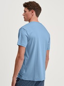 La modella / Il modello Uomo indossa Maglietta a maniche corte in Cotone di colore Blu, Tinta unita, della serie RMX Sleep Free di CALIDA, Vista posteriore
