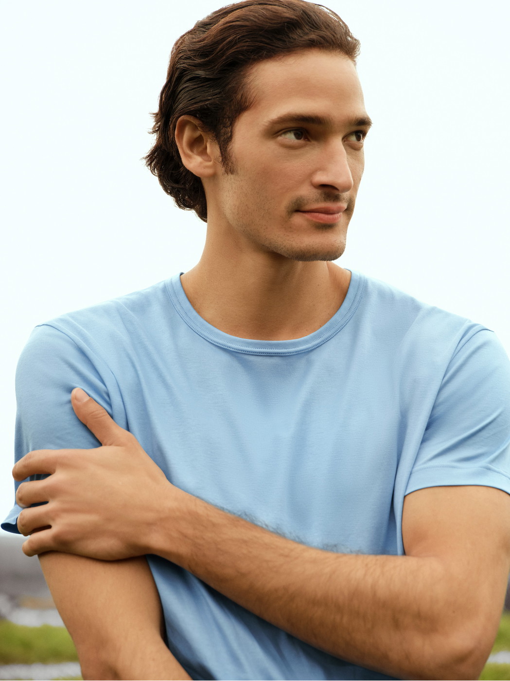 La modella / Il modello Uomo indossa Maglietta a maniche corte in Cotone di colore Blu, Tinta unita, della serie RMX Sleep Free di CALIDA, Vista frontale