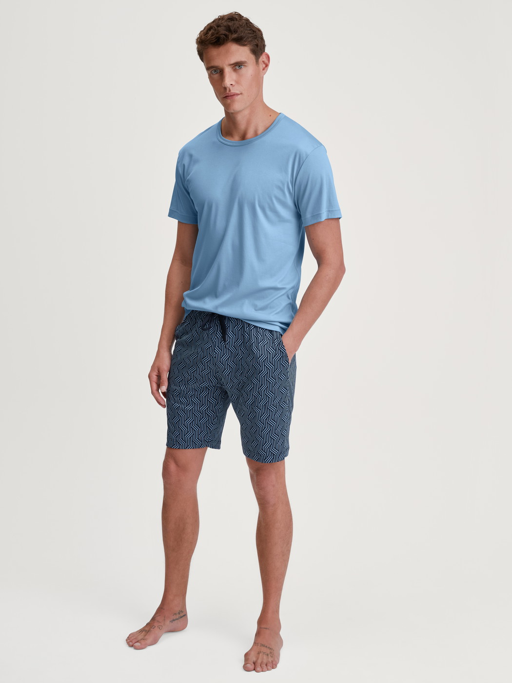 La modella / Il modello Uomo indossa Maglietta a maniche corte in Cotone di colore Blu, Tinta unita, della serie RMX Sleep Free di CALIDA, Abbigliamento
