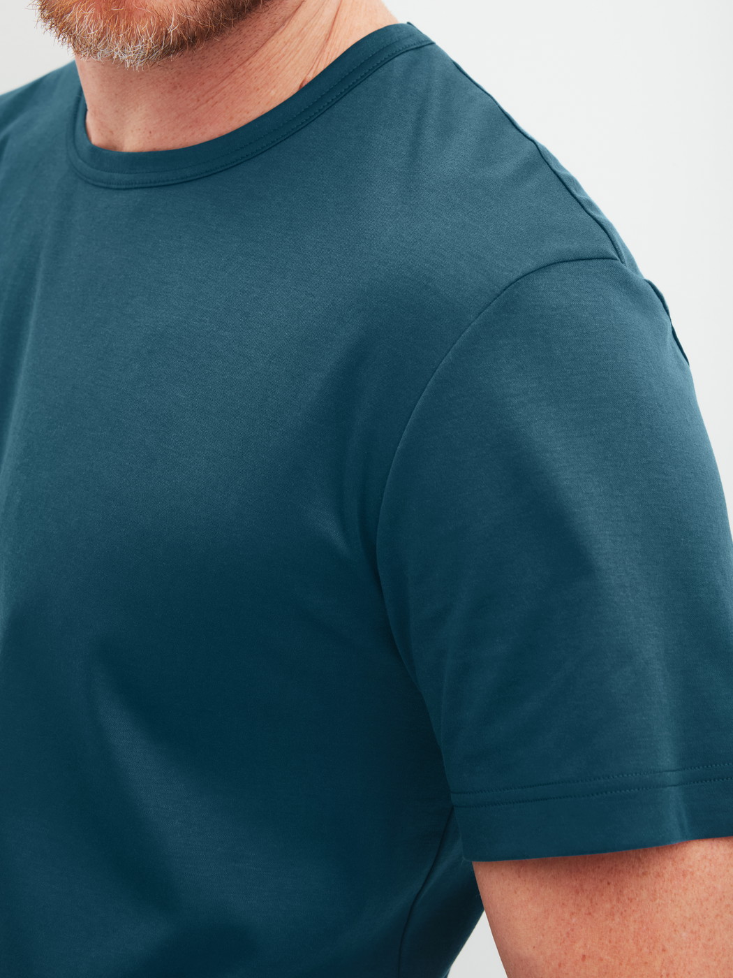 Men model is wearing Short-sleeved shirt made of Pima® Cotton in Turquoise, Unicoloured from the RMX Sleep Free series by CALIDA, Detail