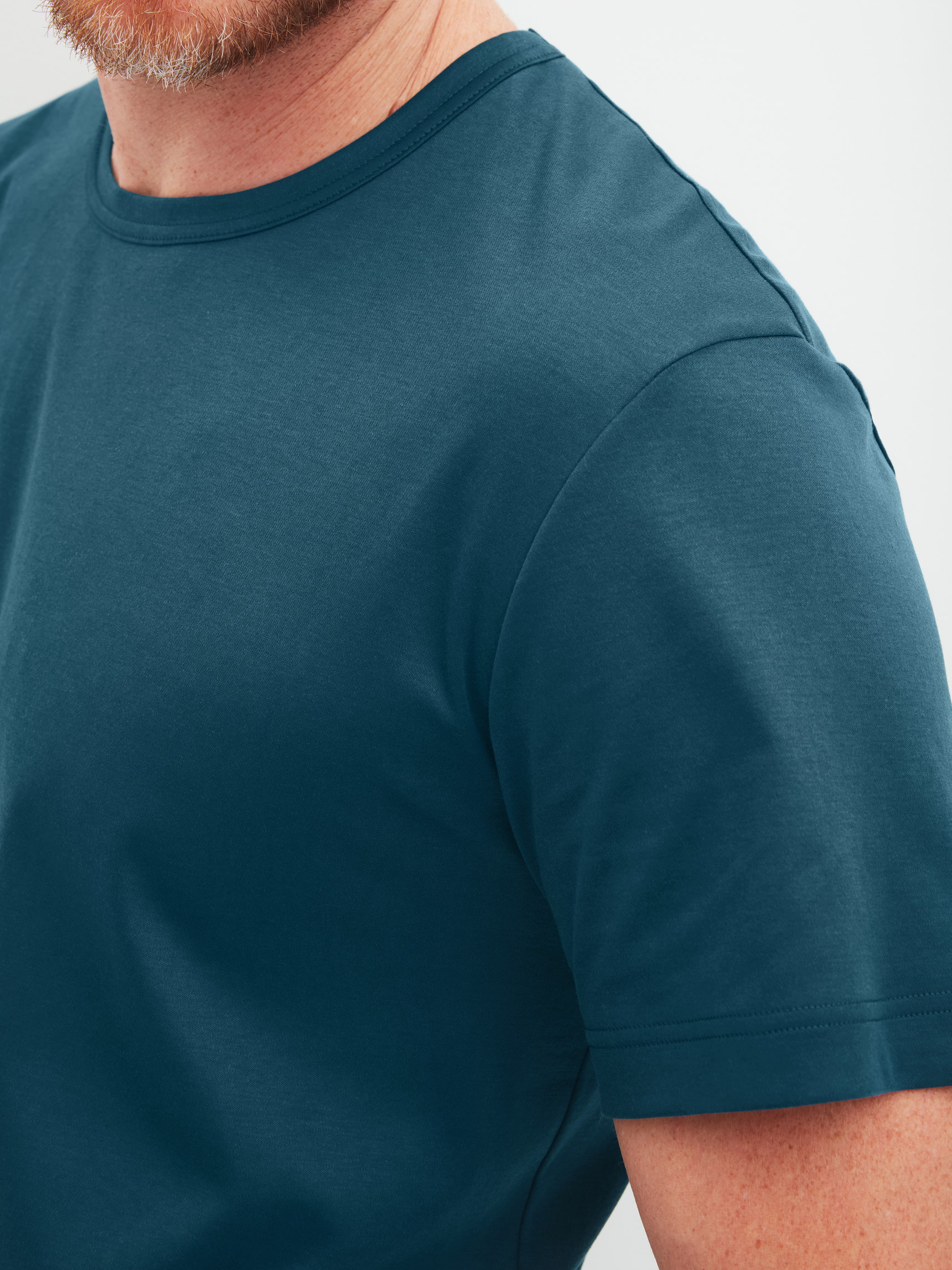 Men model is wearing Short-sleeved shirt made of Pima® Cotton in Turquoise, Unicoloured from the RMX Sleep Free series by CALIDA, Detail