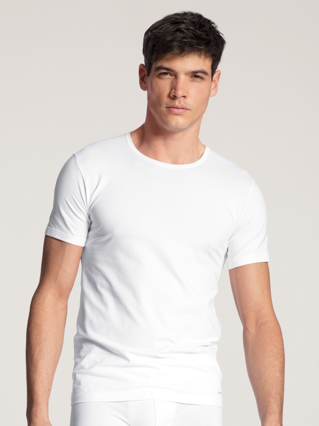 La modella / Il modello Uomo indossa T-Shirt in Cotone di colore Bianco, Tinta unita, della serie Cotton Code di CALIDA, Vista frontale