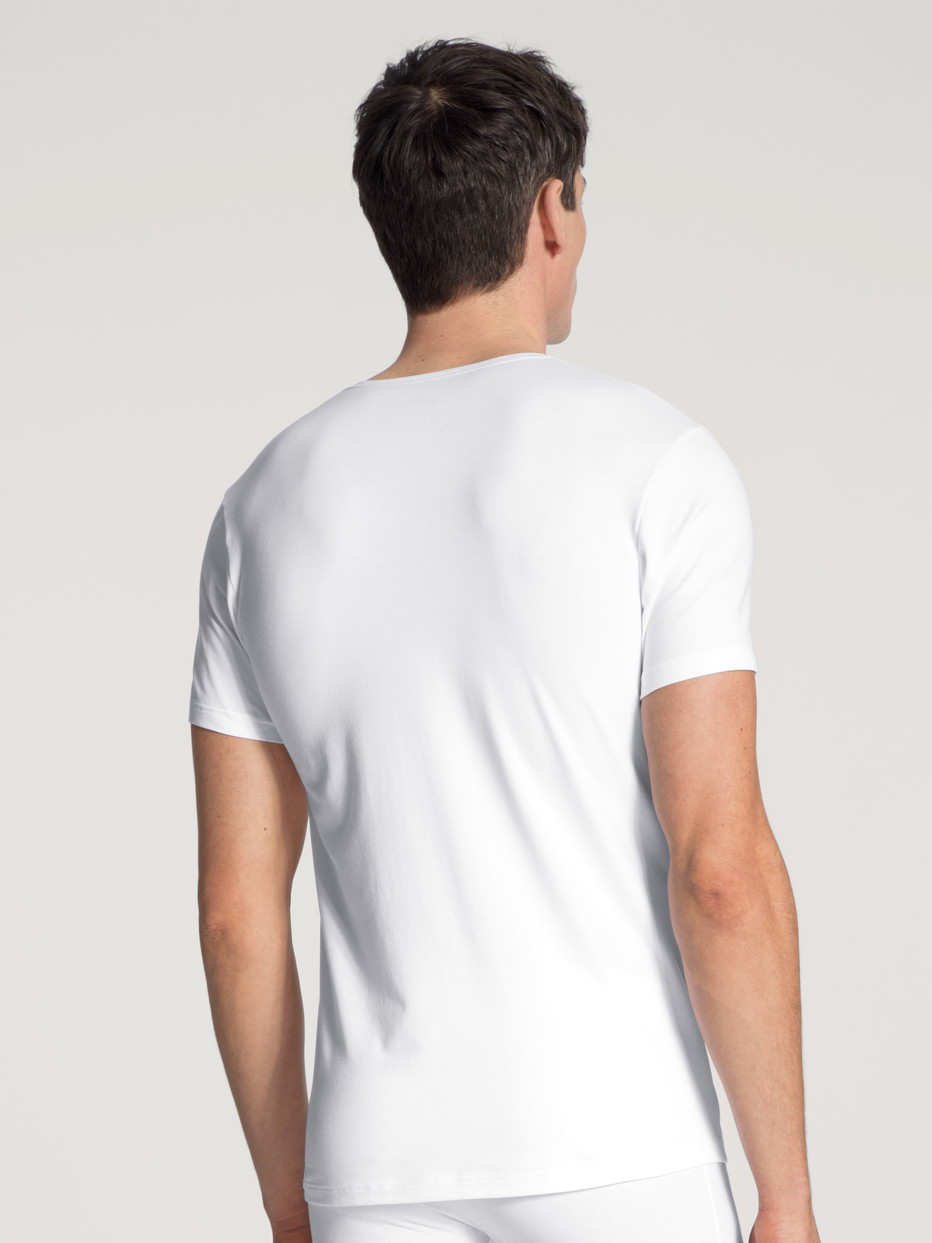 Herren-Model trägt T-Shirt, Rundhals aus Baumwolle in Weiß, Einfarbig aus Serie Cotton Code von CALIDA, Rückansicht