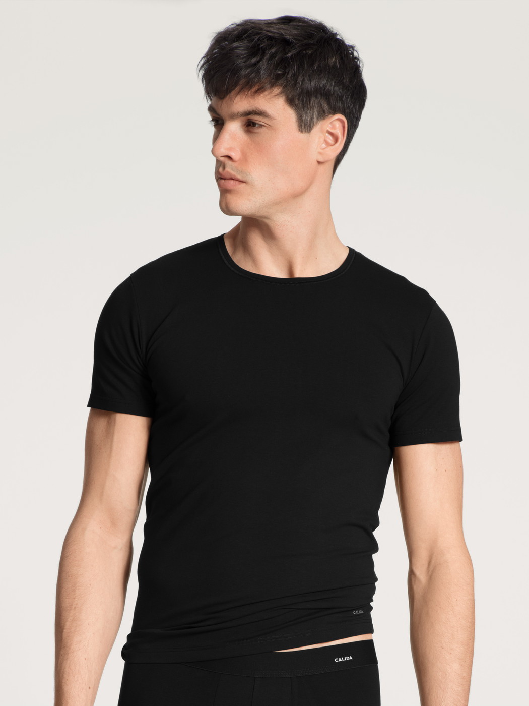 La modella / Il modello Uomo indossa T-Shirt in Cotone di colore Nero, Tinta unita, della serie Cotton Code di CALIDA, Vista frontale