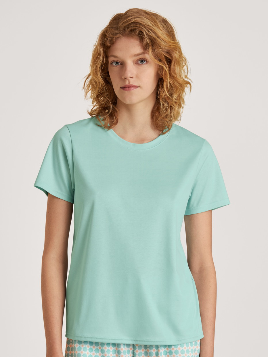 Damen-Model trägt Kurzarm-Shirt aus 100% Baumwolle in Türkis, Einfarbig aus Serie Favourites Balance von CALIDA, Vorderansicht