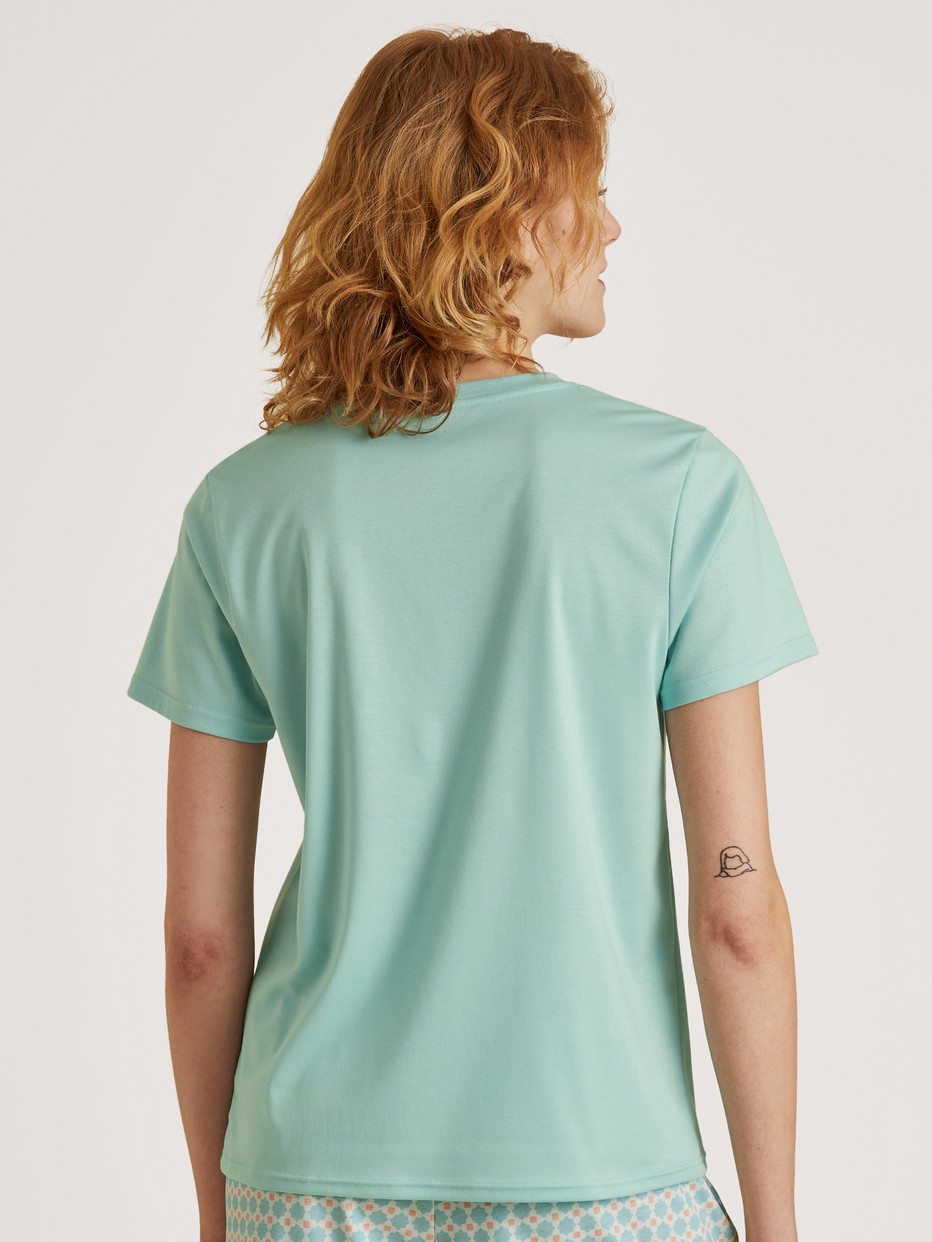 Damen-Model trägt Kurzarm-Shirt aus 100% Baumwolle in Türkis, Einfarbig aus Serie Favourites Balance von CALIDA, Rückansicht