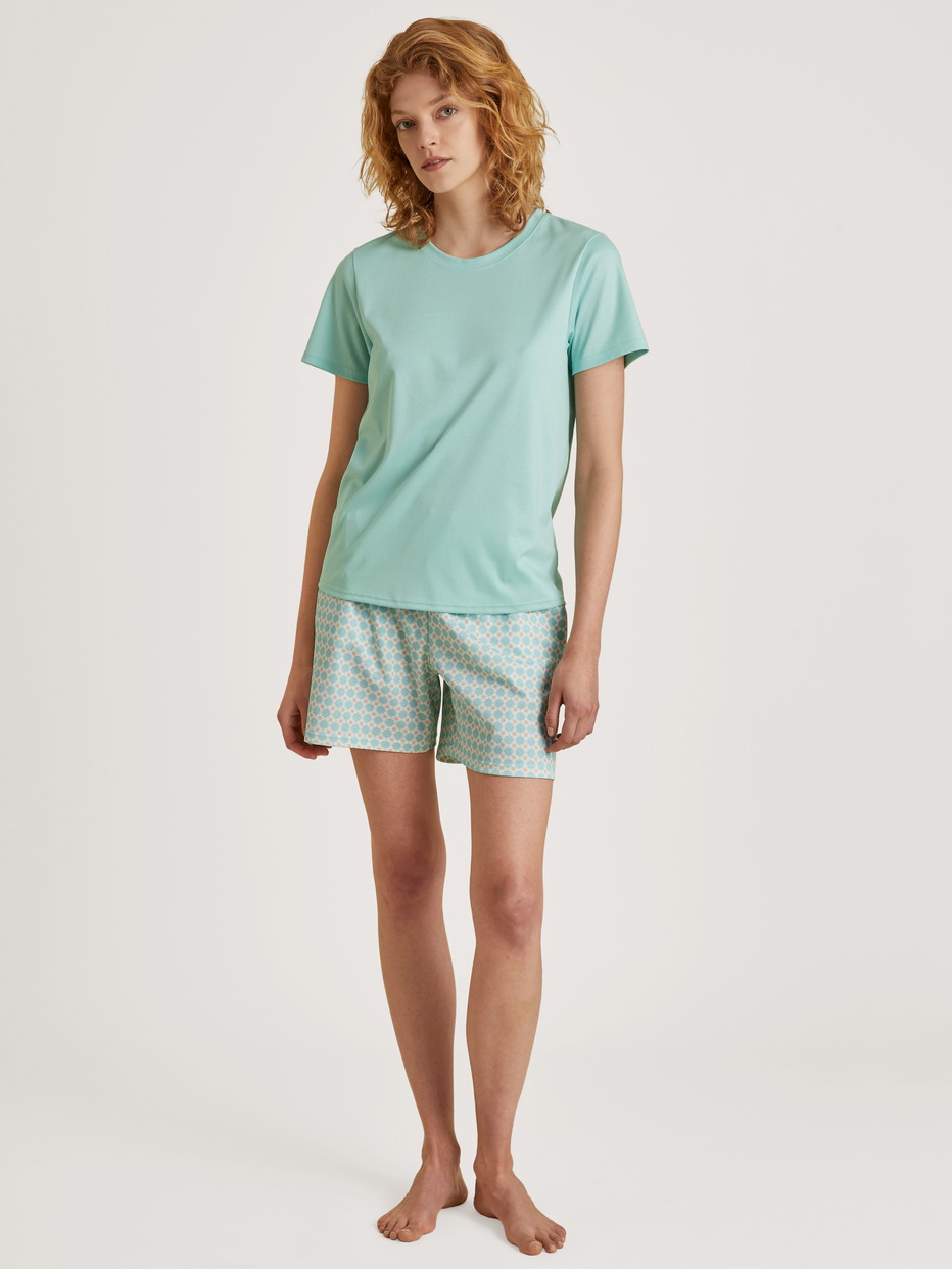 Damen-Model trägt Kurzarm-Shirt aus 100% Baumwolle in Türkis, Einfarbig aus Serie Favourites Balance von CALIDA, Vorderansicht, Outfit