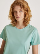Le mannequin Femme porte le/la T-Shirt à manches courtes en 100% coton de couleur Turquoise, Unicolore, de la série Favourites Balance de CALIDA, Détail