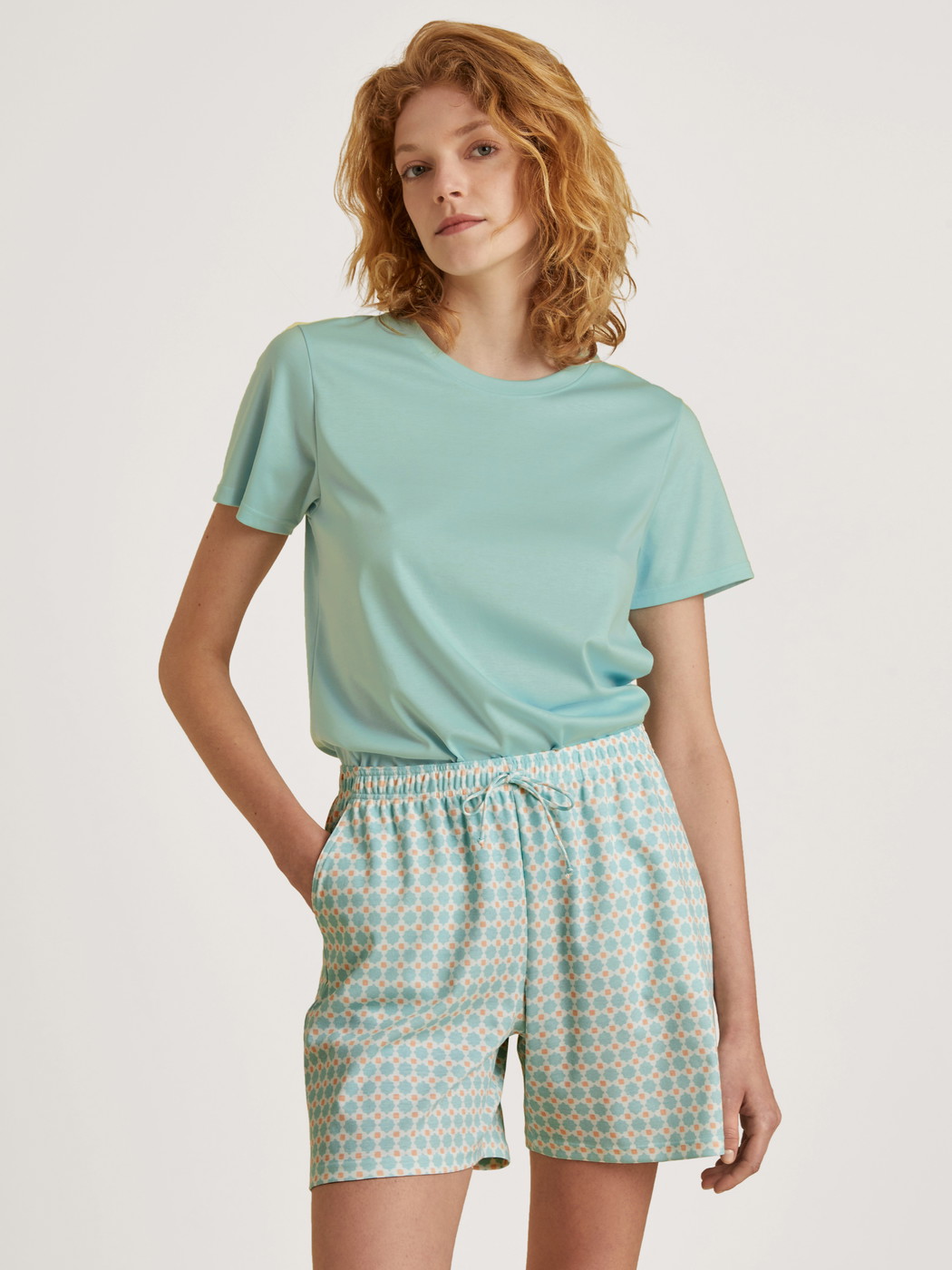 Le mannequin Femme porte le/la T-Shirt à manches courtes en 100% coton de couleur Turquoise, Unicolore, de la série Favourites Balance de CALIDA