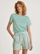 Le mannequin Femme porte le/la T-Shirt à manches courtes en 100% coton de couleur Turquoise, Unicolore, de la série Favourites Balance de CALIDA