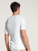 La modella / Il modello Uomo indossa T-shirt in 100% cotone di colore Bianco, Tinta unita, della serie Cotton 1:1 di CALIDA, Vista posteriore