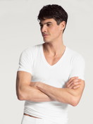 Le mannequin Homme porte le/la V-shirt en Coton de couleur Blanc, Unicolore, de la série Evolution de CALIDA, Vue de face