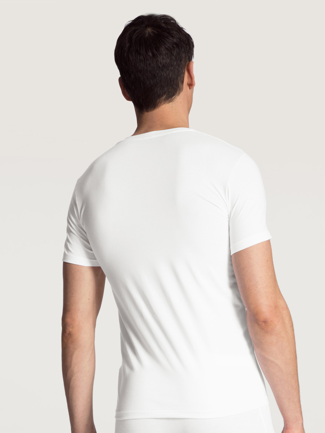 Le mannequin Homme porte le/la V-shirt en Coton de couleur Blanc, Unicolore, de la série Evolution de CALIDA, Vue arrière