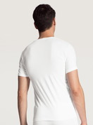 Le mannequin Homme porte le/la V-shirt en Coton de couleur Blanc, Unicolore, de la série Evolution de CALIDA, Vue arrière