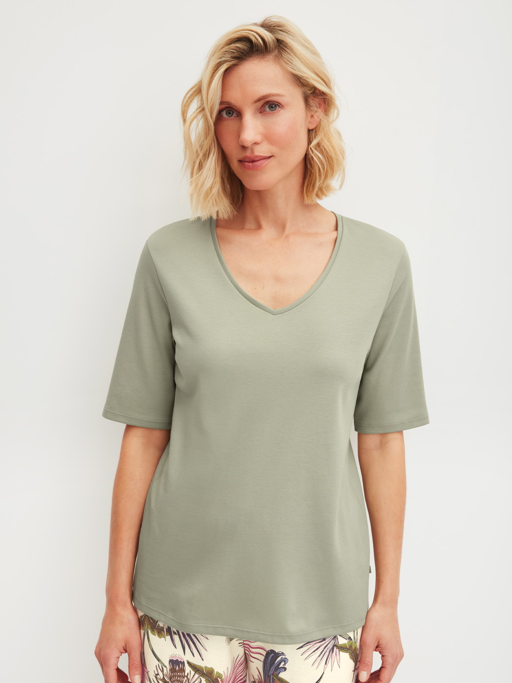 Le mannequin Femme porte le/la T-shirt à manches courtes en 100% coton de couleur Vert, Unicolore, de la série Favourites Arts de CALIDA, Vue de face