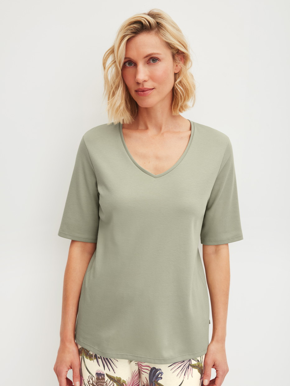 Damen-Model trägt Kurzarm-Shirt aus 100% Baumwolle in Grün, Einfarbig aus Serie Favourites Arts von CALIDA, Vorderansicht