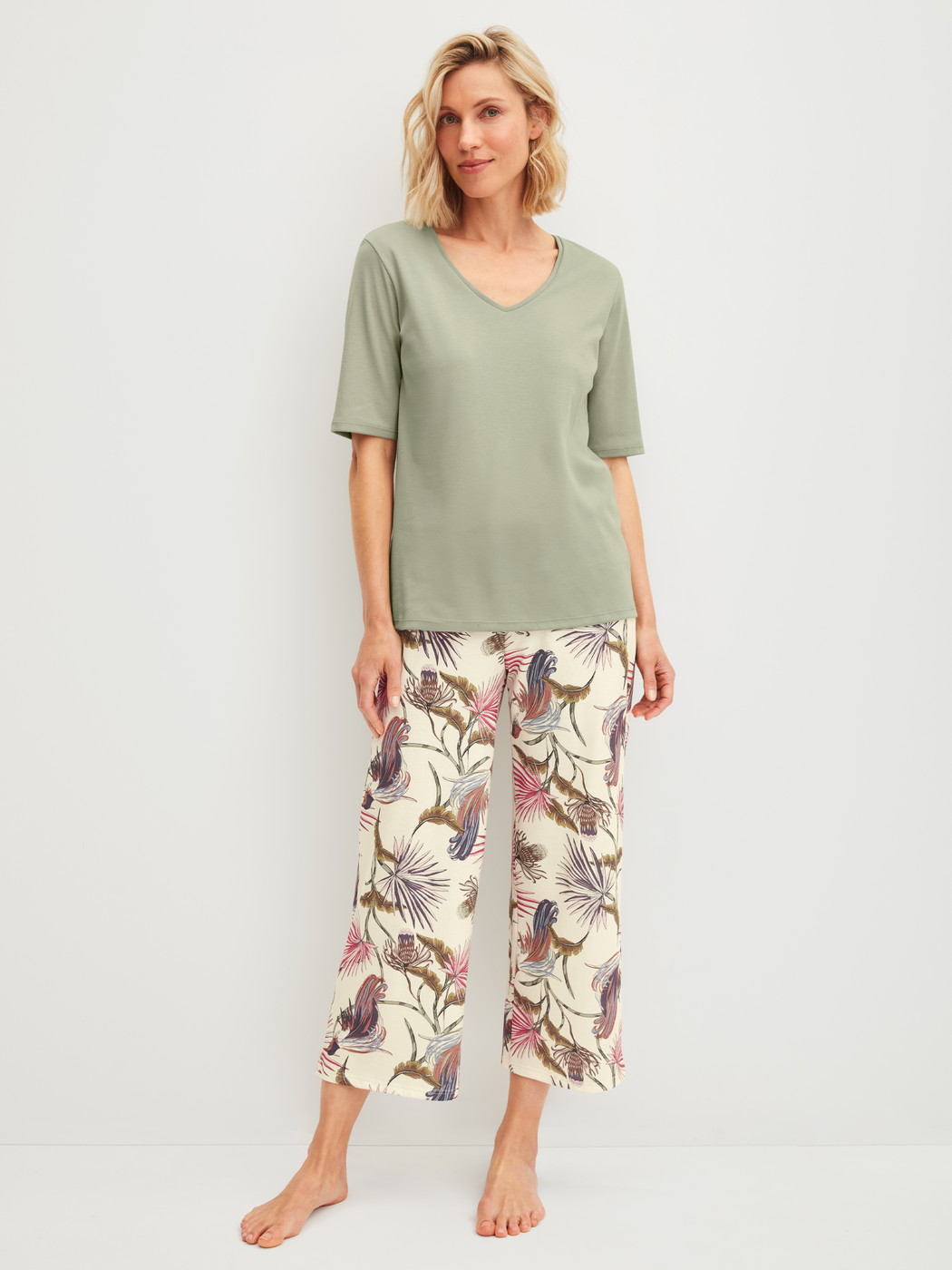 Le mannequin Femme porte le/la T-shirt à manches courtes en 100% coton de couleur Vert, Unicolore, de la série Favourites Arts de CALIDA, Tenue