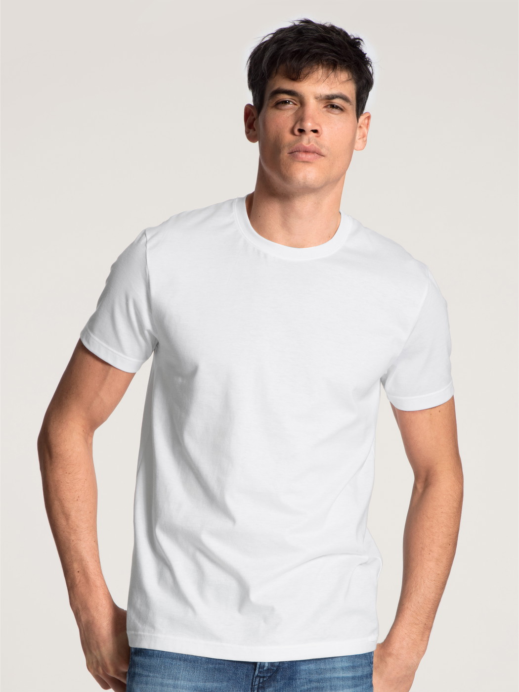 La modella / Il modello Uomo indossa T-Shirt, 2er-Pack in 100% cotone di colore Bianco, Tinta unita, della serie Natural Benefit di CALIDA, Vista frontale