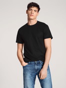 La modella / Il modello Uomo indossa T-Shirt, 2er-Pack in 100% cotone di colore Nero, Tinta unita, della serie Natural Benefit di CALIDA, Abbigliamento