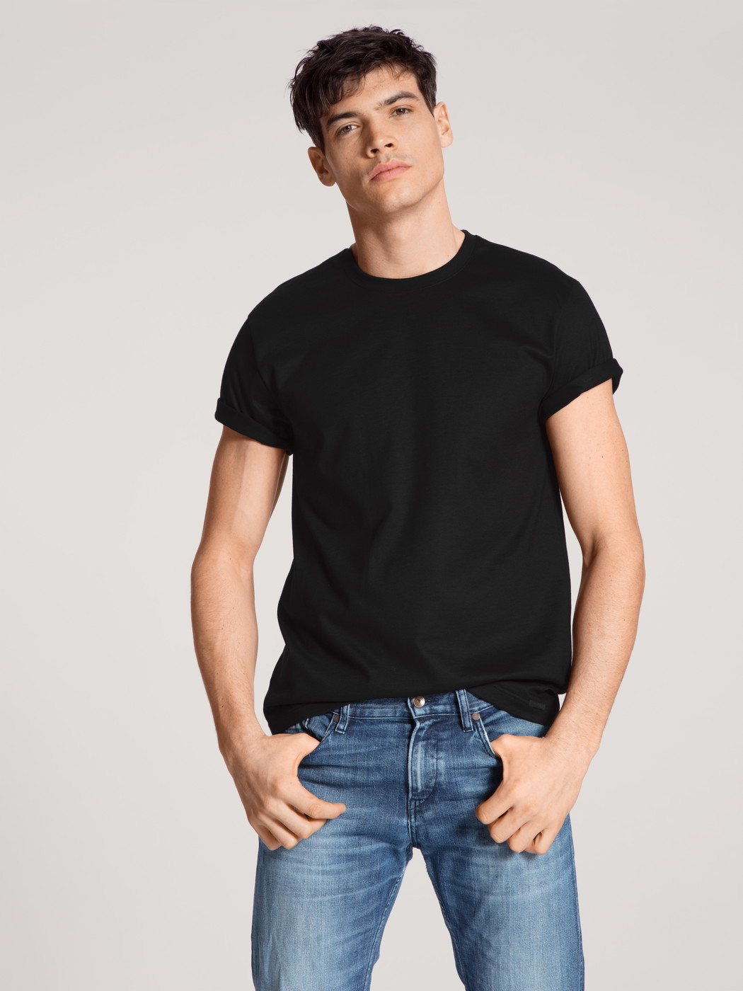 La modella / Il modello Uomo indossa T-Shirt, 2er-Pack in 100% cotone di colore Nero, Tinta unita, della serie Natural Benefit di CALIDA, Abbigliamento, Vista frontale
