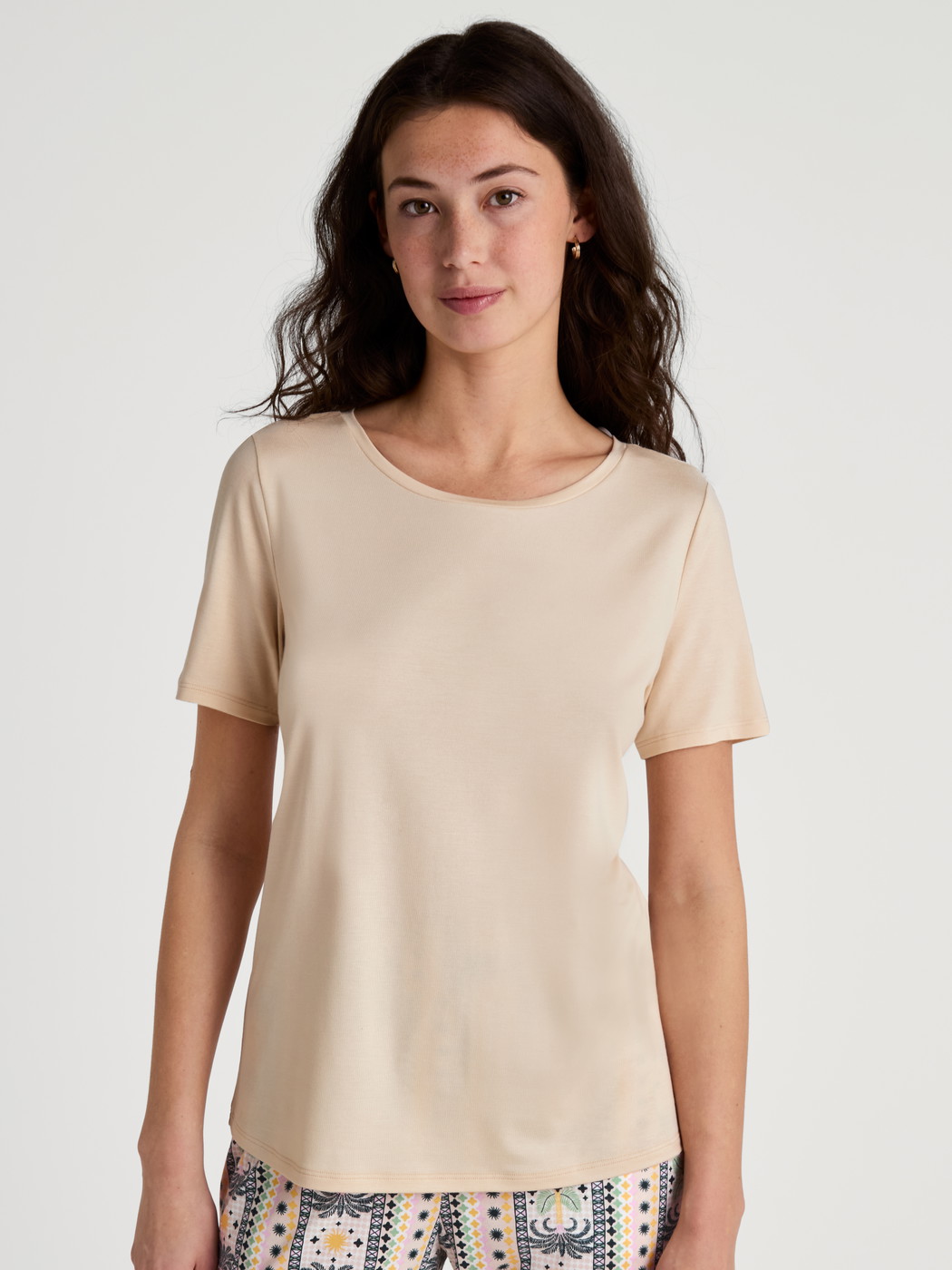 Damen-Model trägt Kurzarm-Shirt aus Modal in Beige, Einfarbig aus Serie Favourites Sun von CALIDA, Vorderansicht