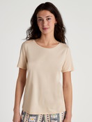 Damen-Model trägt Kurzarm-Shirt aus Modal in Beige, Einfarbig aus Serie Favourites Sun von CALIDA, Vorderansicht