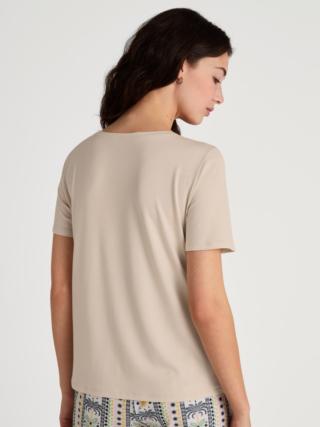 Damen-Model trägt Kurzarm-Shirt aus Modal in Beige, Einfarbig aus Serie Favourites Sun von CALIDA, Rückansicht