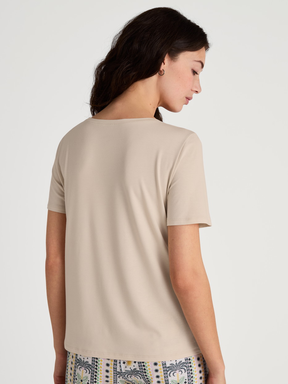 Le mannequin Femme porte le/la T-Shirt à manches courtes en Modal de couleur Beige, Unicolore, de la série Favourites Sun de CALIDA, Vue arrière