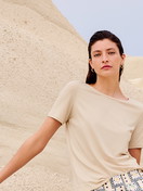 Damen-Model trägt Kurzarm-Shirt aus Modal in Beige, Einfarbig aus Serie Favourites Sun von CALIDA, Vorderansicht