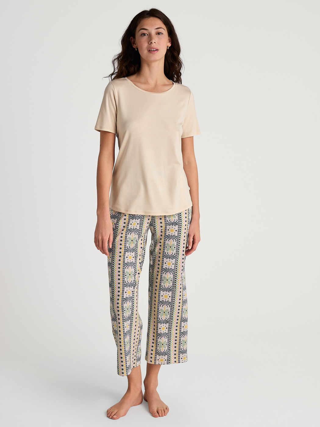 Damen-Model trägt Kurzarm-Shirt aus Modal in Beige, Einfarbig aus Serie Favourites Sun von CALIDA, Outfit
