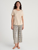 Damen-Model trägt Kurzarm-Shirt aus Modal in Beige, Einfarbig aus Serie Favourites Sun von CALIDA, Outfit