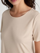 Damen-Model trägt Kurzarm-Shirt aus Modal in Beige, Einfarbig aus Serie Favourites Sun von CALIDA, Detail
