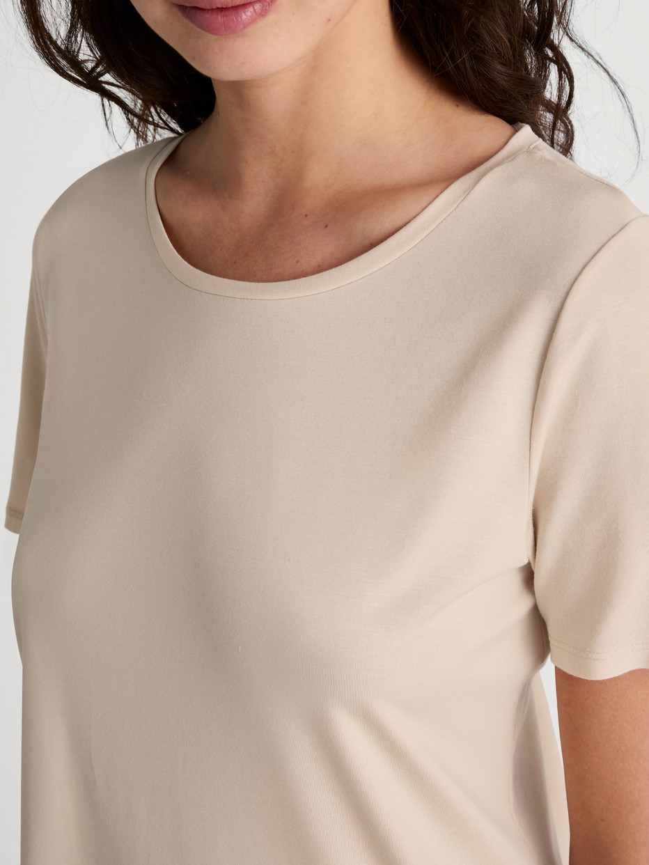 Le mannequin Femme porte le/la T-Shirt à manches courtes en Modal de couleur Beige, Unicolore, de la série Favourites Sun de CALIDA, Détail